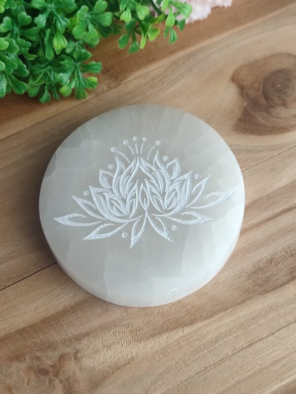 socle-selenite-fleur-lotus