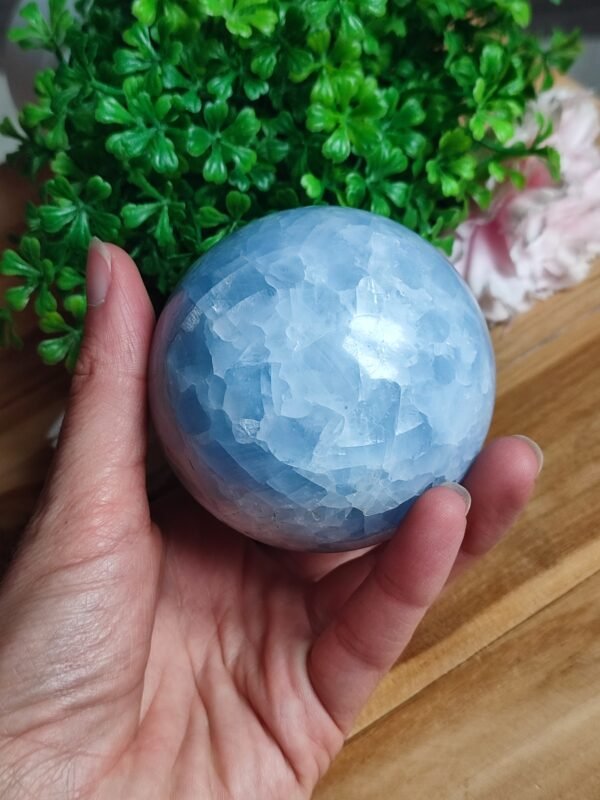 Sphère en calcite bleue