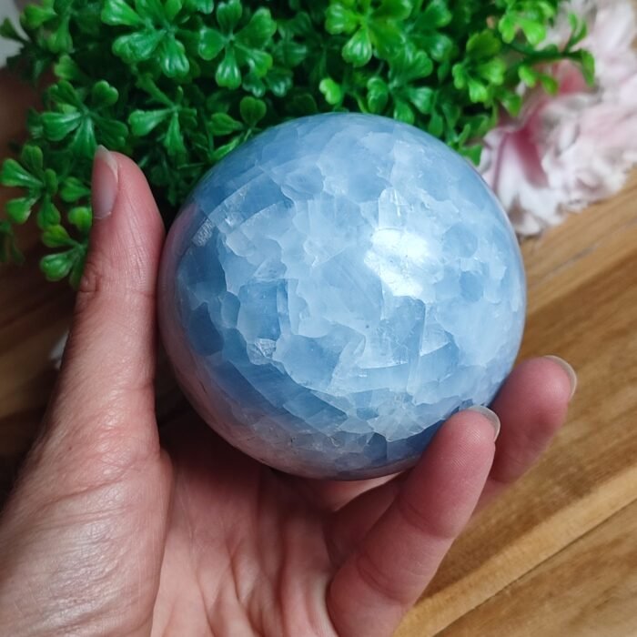 Sphère en calcite bleue