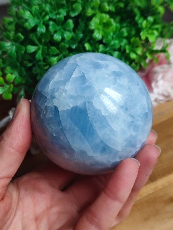 Sphère en calcite bleue – Image 3