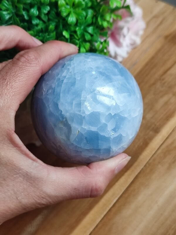 Sphère en calcite bleue – Image 2