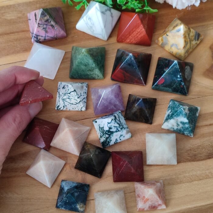 [LOT LIQUIDATION] Mix de 23 Pyramides en Minéraux Naturels (20-30 mm)